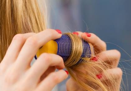 Come fare i capelli mossi con i bigodini