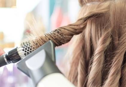 Come fare i capelli mossi con la spazzola