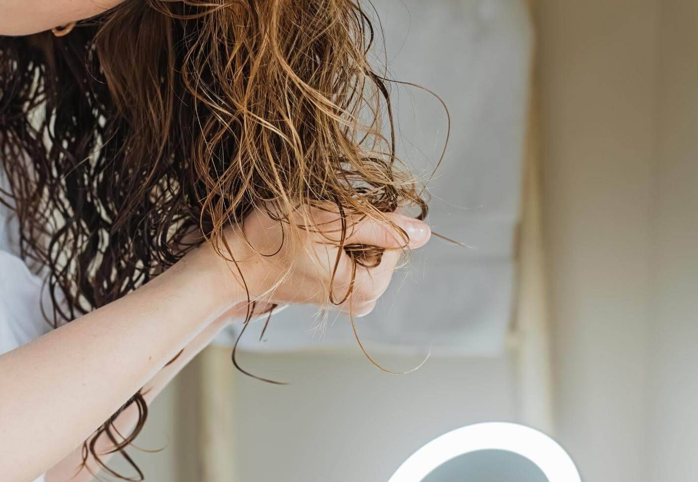 Come fare i capelli mossi con la tecnica dello scrunching