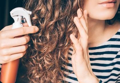 Plopping per dei capelli ricci senza effetto crespo