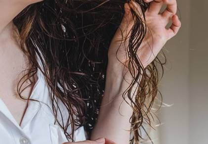 Come asciugare i capelli ricci con il phon